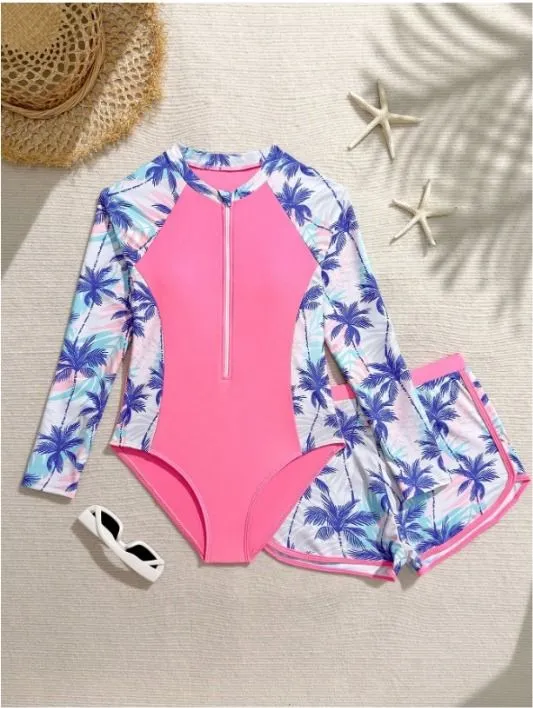 Traje de baño entero con short, rosa con estampado de palmeras azules en los costados