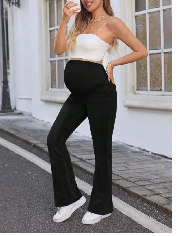Jeans negros con bota acampanada y bolsillos