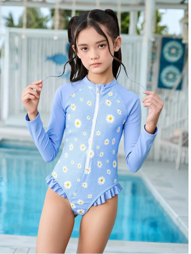Traje entero celeste con estampado de margaritas