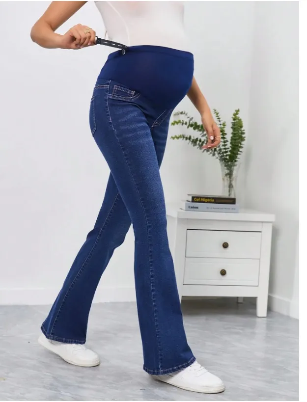Jeans azul oscuro acampanado